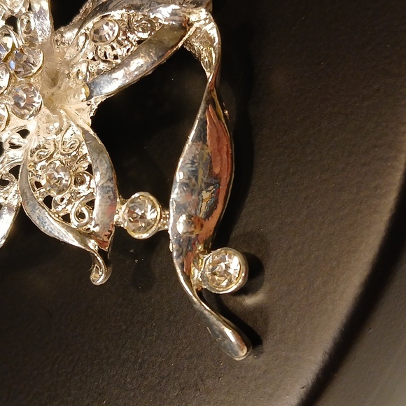 Silvertone Flower Brooch Pin Bridal Jewelry - Picture 6 of 9